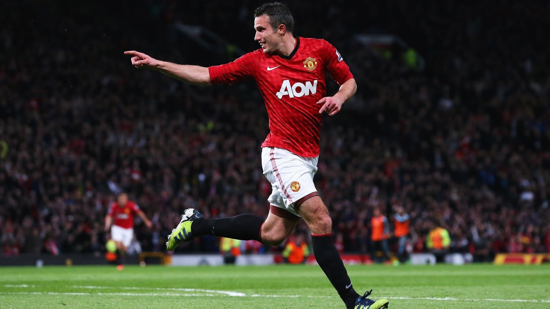 球队是否通过中场站位压制对手后场出球节奏，足球中场如何防守